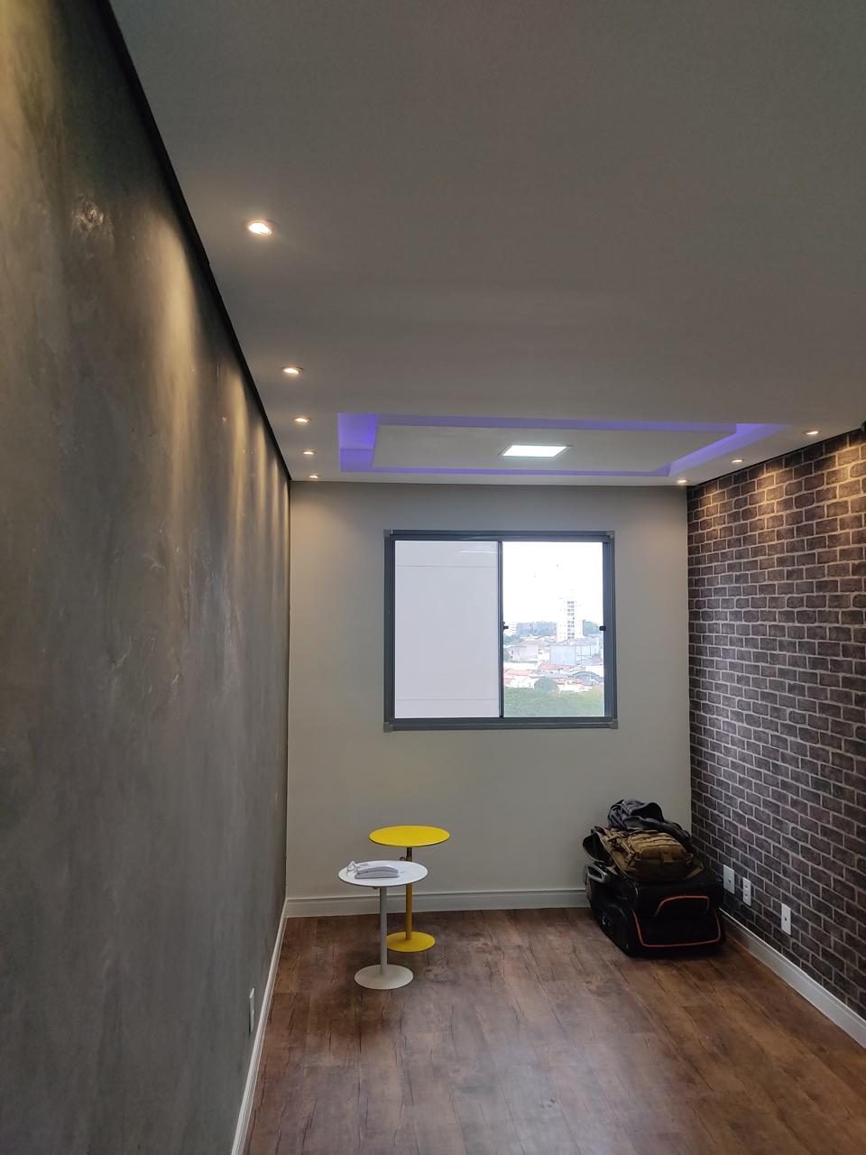 Ambiente moderno com forro e iluminação — Reforma Completa pela Bedecor Pisos