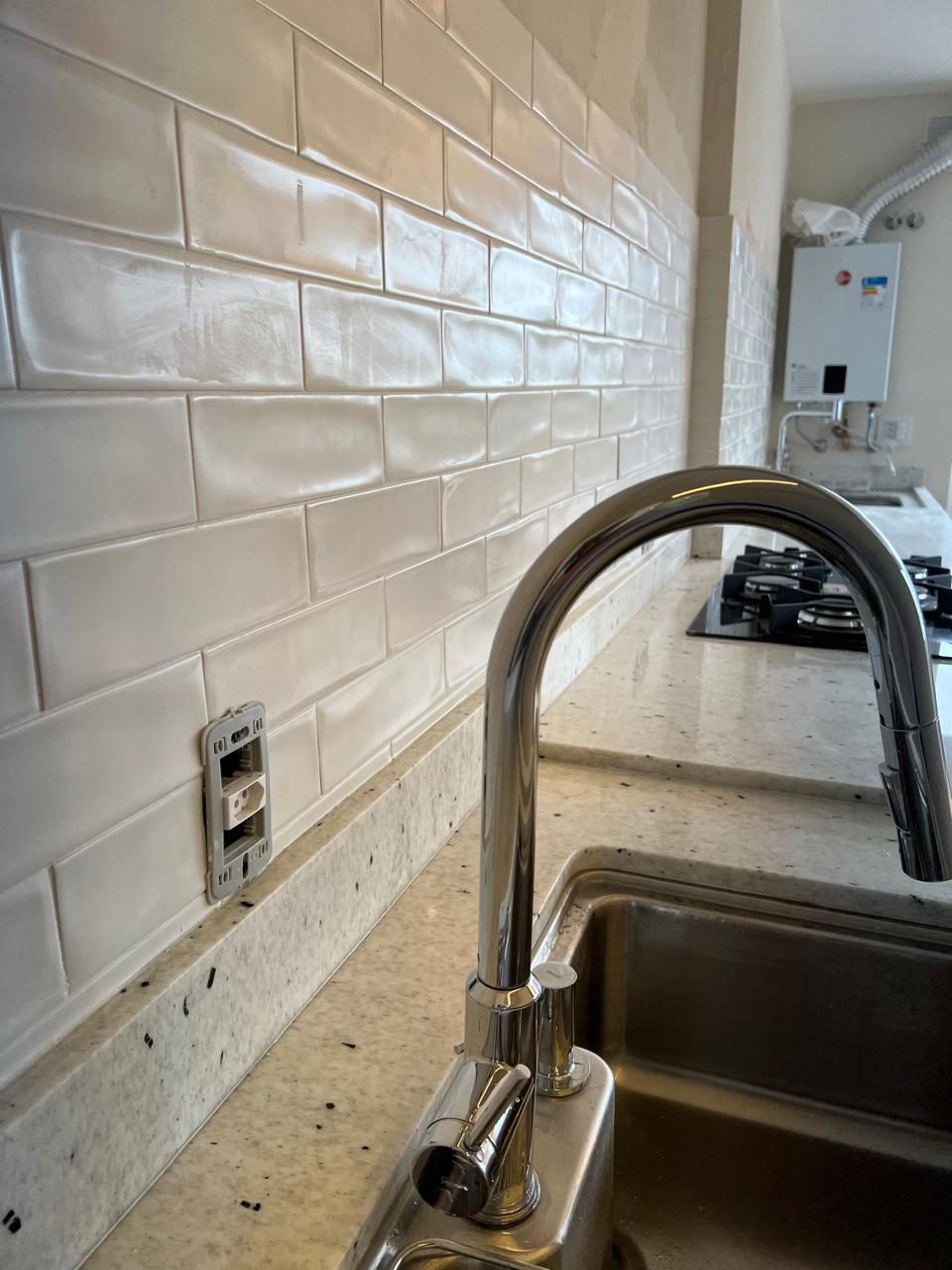 Revestimento branco subway tile cozinha — Porcelanato & Revestimento pela Bedecor Pisos